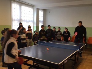 El futbolista Henrikh Mkhitaryan, figura armenia del Borussia Dortmund, visitó un centro infantil en Ereván