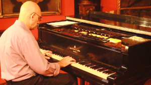 VIDEO: «Amada Ereván» interpretada en piano por Claudio Guiragossian
