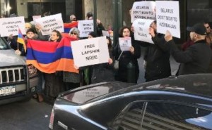 (Español) Armenios de Estados Unidos protestan contra Azerbaiyán y Bielorrusia por detención de periodista que viajó a Karabaj