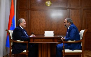 Reunión entre el presidente, el primer ministro y el presidente del parlamento de Armenia para analizar la situación política
