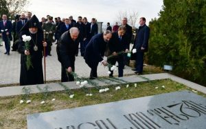 President pays respect to Artsakh war heroes at Yerablur pantheon